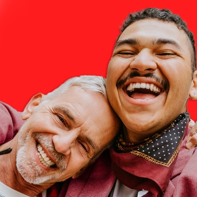 par se zabavlja i pokazuje svoje osmehe