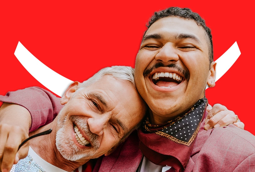 par se zabavlja i pokazuje svoje osmehe