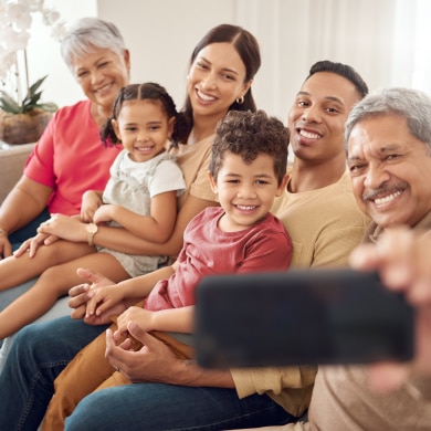 nasmejana porodica snima selfi