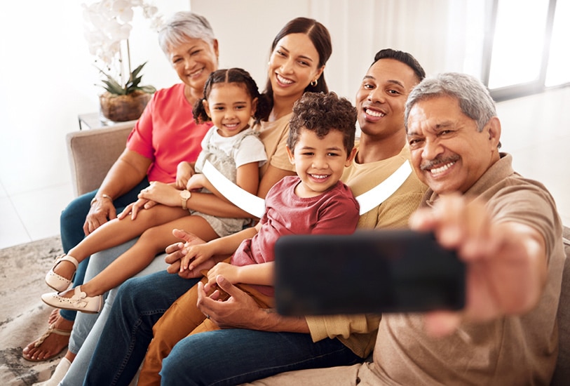 nasmejana porodica snima selfi