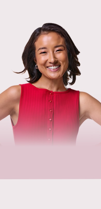 mlada žena koja se smeje i pokazuje svoje bele zube