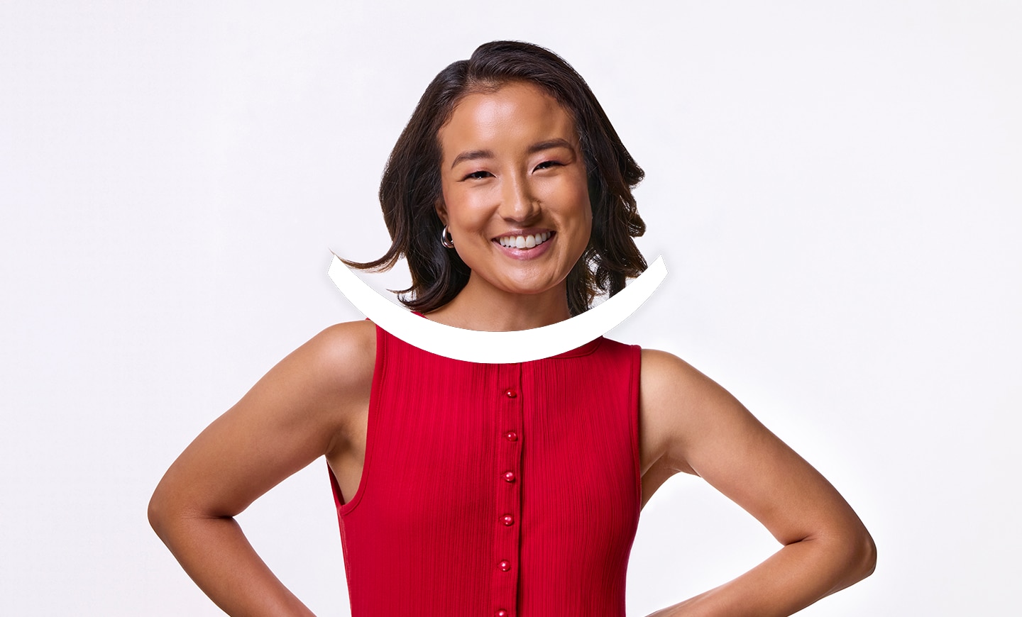 mlada žena koja se smeje i pokazuje svoje bele zube