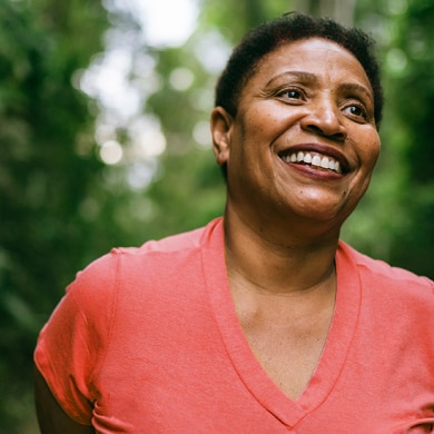 Starija žena koja se smeje