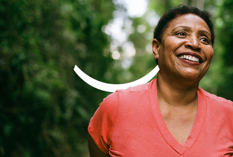 Starija žena koja se smeje