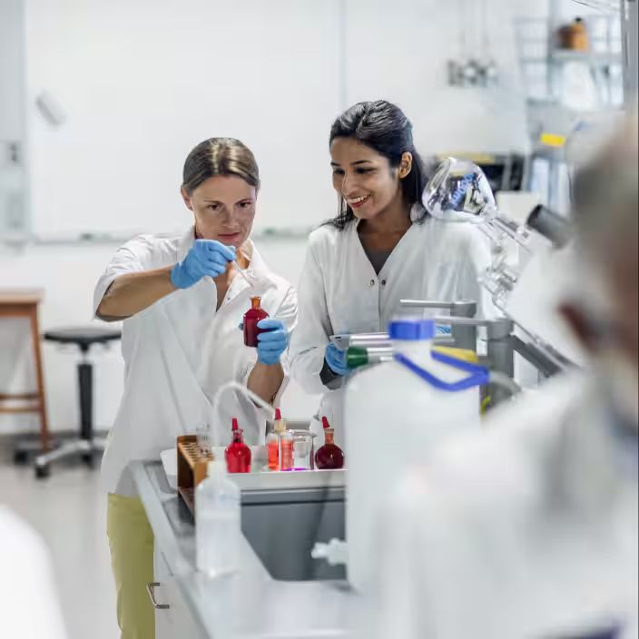 ljudi u laboratoriji