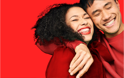 Žena i dete se smeju na toboganu