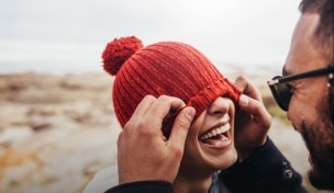 Žena sa rancem se smeška i hoda sa prijateljem na selu